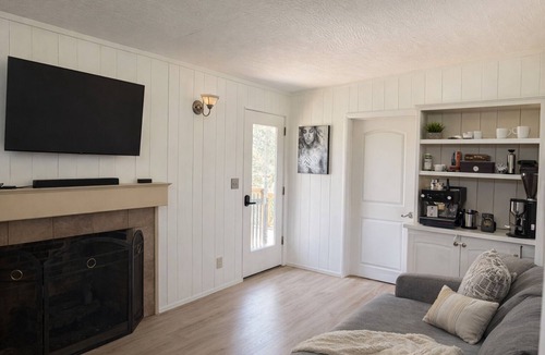 Lynn House | Adorable 1-bedroom 1.5 bath house with Hot tub in charming Tryon