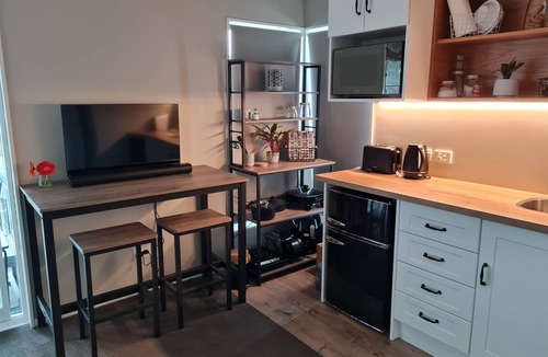Silverdale Apartment | AJ's Nook - Modern apartment near Orewa Beach on Hibiscus Coast