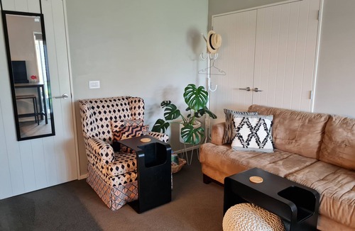 Silverdale Apartment | AJ's Nook - Modern apartment near Orewa Beach on Hibiscus Coast
