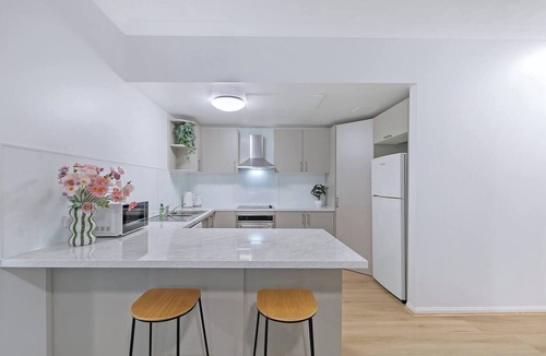 St. Lucia Apartment | Alessandria Stay Simple Living near Brisbane River