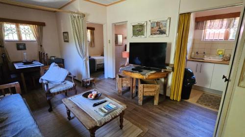 Kleinmond Apartment | Alpaca Self Catering Cottage Kleinmond
