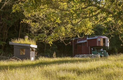 Upper Takaka House | Alpacas Off Grid - House Truck (Spacious/Boutique)