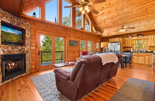 Lansing Cabin | Alpen Rose in Lansing, NC: Cozy 3-bedroom cabin retreat, perfect for 8!