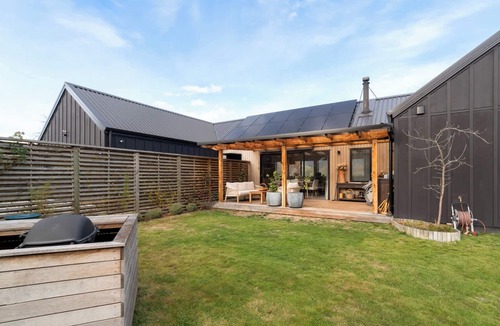 Lake Hayes House | Alpine Comfort, Family Home with Mountain Views & Garden