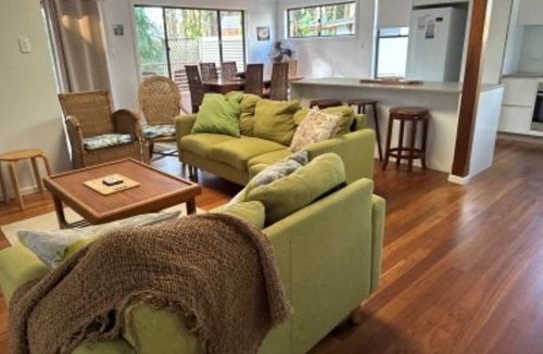 South Golden Beach House | Amaroo means "beautiful place", a cottage in tropical surrounds, close to beach.