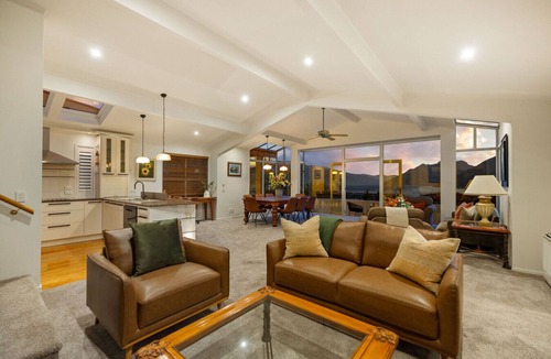Queenstown House | Anna’s Haus | Iconic Views w/Great Outdoor Living
