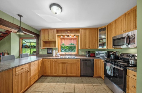 Boone House | Antlers Lodge: Views | Hot Tub | Fire Pit | Ping Pong | 5min to Blowing Rock