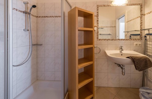 Konigsleiten Apartment | Apartment in "Chalet Central - Top CC8" in the Ski Area with Shared Sauna & Balcony