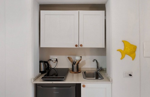 Meta Apartment | Apartment 'Yellow Room' with Sea View, Wi-Fi and Air Conditioning
