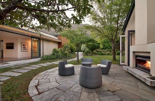 Arthur's Point House | Art on Point | Peaceful & Spacious | Shotover Canyon
