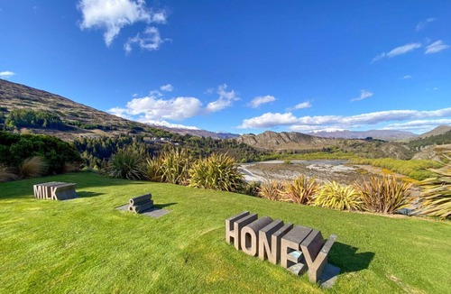 Arthur's Point House | Art on Point | Peaceful & Spacious | Shotover Canyon