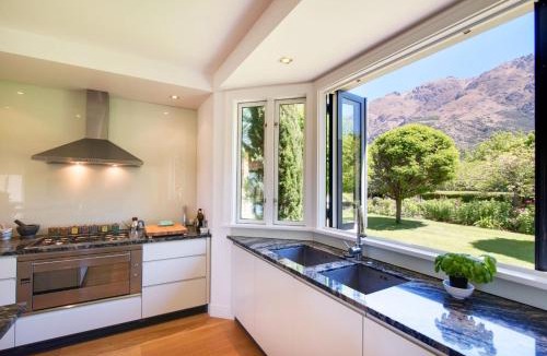 Arthur's Point House | Art on Point, Peaceful and Spacious, Shotover Canyon