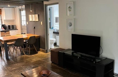 George Cottage | Artistic Loft Cottage. Central. Parking.