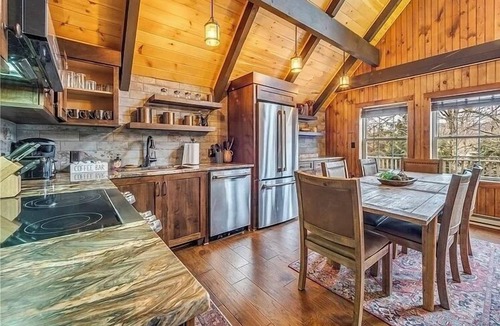 Beech Mountain Ski Chalet | Autumn on Beech Mountain/Gorgeous Cabin/Hiking/Hot Tub/Pets