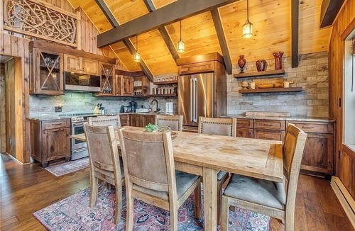 Beech Mountain Ski Chalet | Autumn on Beech Mountain/Gorgeous Cabin/Hiking/Hot Tub/Pets