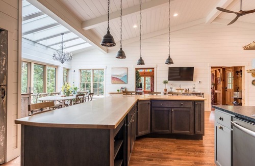 Asheville House | Award-winning Custom Home on 50 acres, 15 min to downtown Asheville! HOT TUB