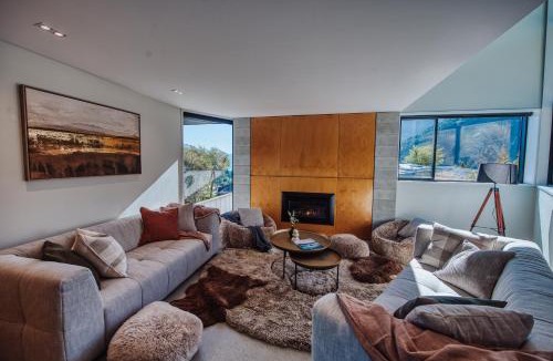 Queenstown City Centre Villa | Award-Winning Modern Retreat with Hot Tub & Views