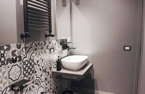 Quartieri Spagnoli Bed & Breakfast | B&B L'Infinito 88 Charmant Rooms - Room 1 - King Superior with balcony