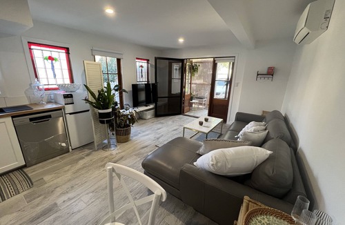 Bardon Apartment | Bardon Beauty Trendy 1 bedroom new furniture close transport ,Suncorp Cafe