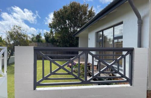 Sandbaai House | Barking Beach Cottage, Sandbaai - Pet Friendly