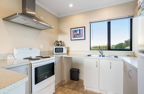 Whakamarama House | Bayview Cottage - Whakamarama Holiday Home