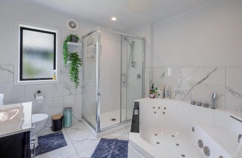 One Tree Point House | Beach 100m walk Hot Tub Water sports Games room
