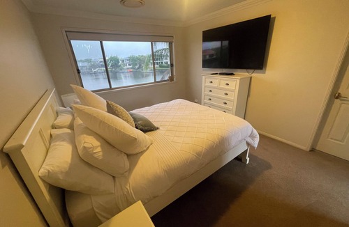 Helensvale Bed & Breakfast | Beach House on the Gold Coast Canal - Room 2
