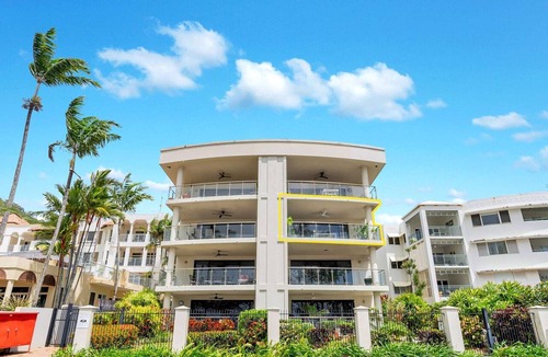 Trinity Beach Apartment | Beachfront 3-Bed with Pool & Stunning Ocean Views