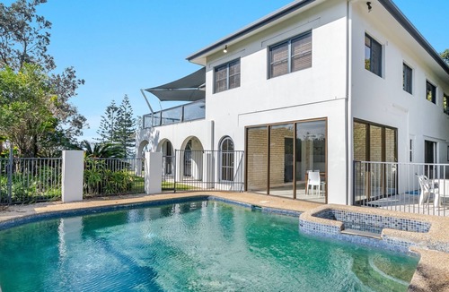 Byron Bay House | Beachfront Beach Break 1 – Byron Bay 3 Bedroom Holiday Apartment with Pool