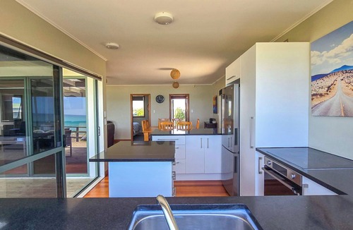 Pukehina House | Beachfront Pad - relax and unwind