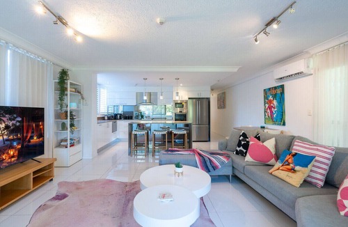 Burleigh Heads Apartment | Beachside Garden 2 bd w Courtyard, Pool, Gym, Steps from Beach and Pavilion