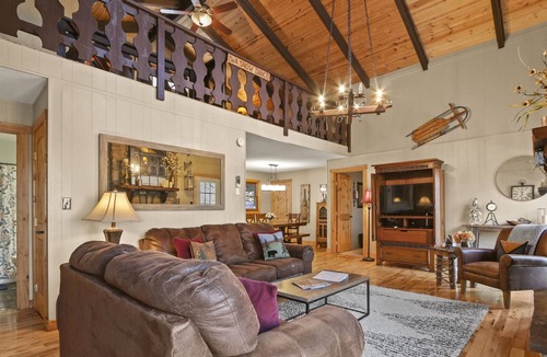 Beech Mountain Ski Chalet | BEAR'S BEECH HOUSE! Beautiful Chalet with Wifi and covered Hottub!