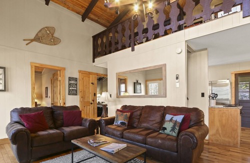 Beech Mountain Ski Chalet | BEAR'S BEECH HOUSE! Beautiful Chalet with Wifi and covered Hottub!
