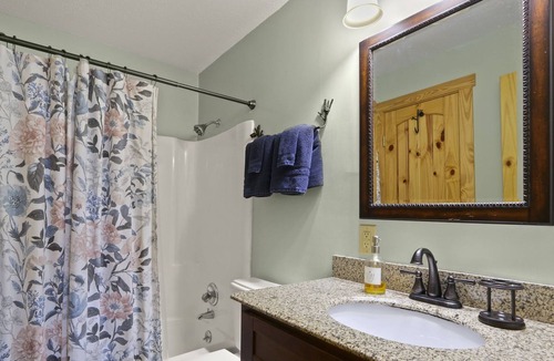 Beech Mountain Ski Chalet | BEAR'S BEECH HOUSE! Beautiful Chalet with Wifi and covered Hottub!