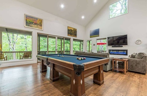 Sautee Nacoochee House | BEARADISE BUNGALOW | LUXURIOUS CANOPY RETREAT