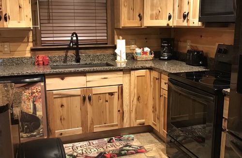 Sevierville Cabin | Beautiful 3 bed/3 bath Luxury Cabin, Hot Tub, Games, Easy Check in! Book Now!