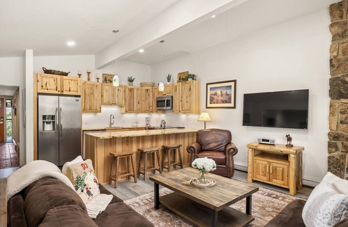Snowmass Village Condo | Beautiful Condo in Snowmass Village! Balcony W/Views, Pool, HT, Gas FP, Elevator & Access to Trails