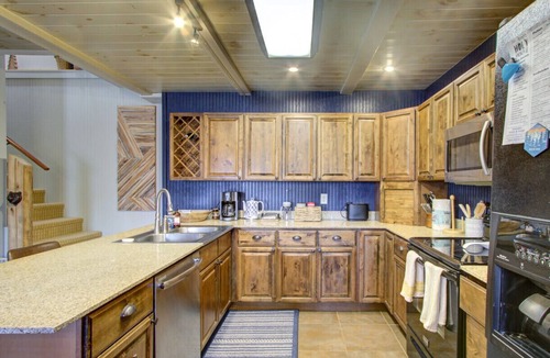 Beech Mountain House | Beech Mtn: Walk to Slopes, Sleeps 9, Pet Friendly, Mountain Views, Cozy Retreat