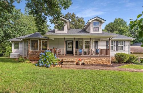 East Ellijay House | Big, Cozy Home w/Fire Pit in the Heart of Ellijay