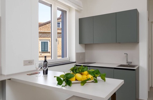 Meta Apartment | 💎 Blu Sky Luxury Palace – Green Apartment: Luxury Retreat with In-Room Jacuzzi & Town View 🌿🛁