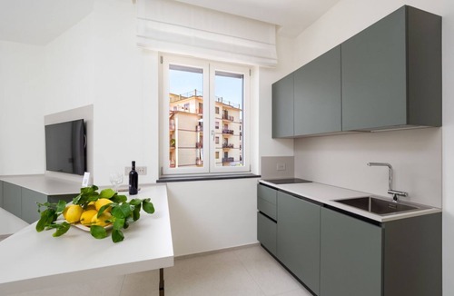 Meta Apartment | 💎 Blu Sky Luxury Palace – Green Apartment: Luxury Retreat with In-Room Jacuzzi & Town View 🌿🛁