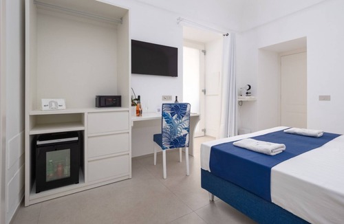Meta Hotel | 💎 Blu Sky Luxury Place – Deluxe Blue Room: Elegance, Comfort & Perfect Location between Beach and Train Station 🚉🌊