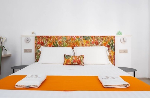 Meta House | 💎 Blu Sky Palace – Orange Room: Elegance & Comfort between Beach and Station