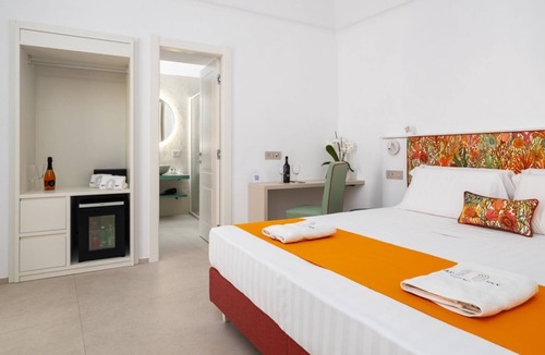 Meta House | 💎 Blu Sky Palace – Orange Room: Elegance & Comfort between Beach and Station