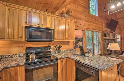McCaysville Cabin | Blue Ridge Cabin: Hot Tub, Fire Pit & Grill!