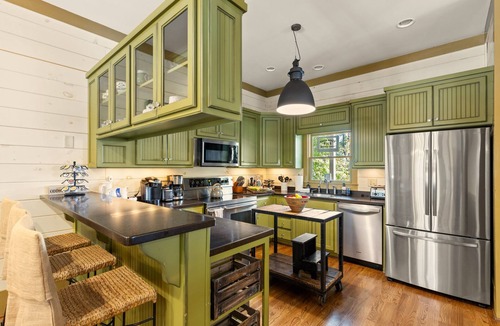 Mineral Bluff Cabin | Blue Ridge Manor · 6 Suites · Pool, Sauna & Dog OK