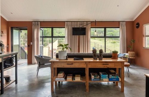 Sedgefield Apartment | Bordering the lake, quiet and peaceful, close to the beach and town, welcome!