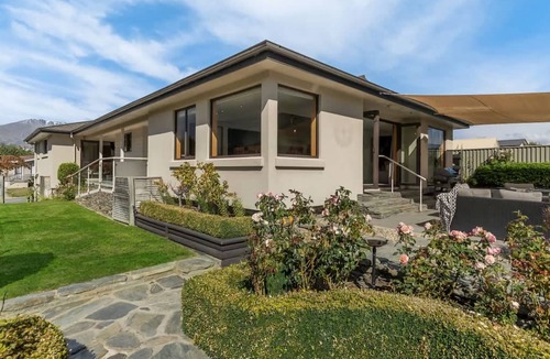 Arrowtown House | Botanical Bliss - Peaceful hideaway in Arrowtown with beautiful gardens, spa & sunlit spaces!