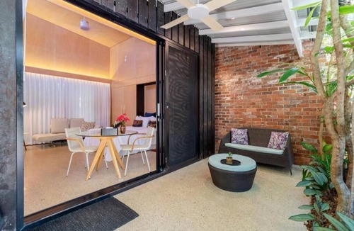 Byron Bay Apartment | Buhwi Bira Byron Bay Studio – Boutique Central Garden Retreat with Bath