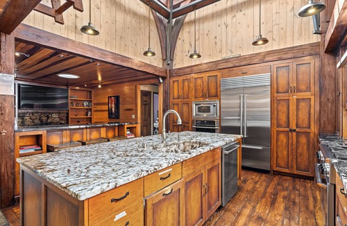 Black Mountain House | Bullhead Mountain Lodge | Luxurious Black Mountain Home with Pool, Game room, and More!